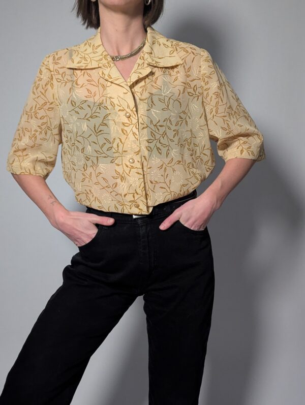 Honey vine - 03 Lichtbeige vintage blouse met korte mouwen, botanische print in honingtinten en elegante kraag.