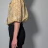 Honey vine - 04 Lichtbeige vintage blouse met korte mouwen, botanische print in honingtinten en elegante kraag.