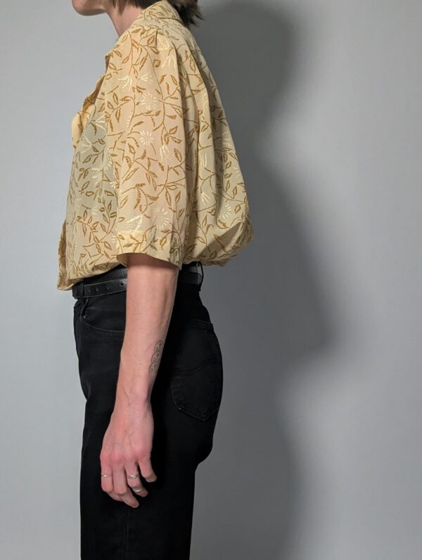 Honey vine - 04 Lichtbeige vintage blouse met korte mouwen, botanische print in honingtinten en elegante kraag.