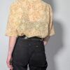 Honey vine - 05 Lichtbeige vintage blouse met korte mouwen, botanische print in honingtinten en elegante kraag.