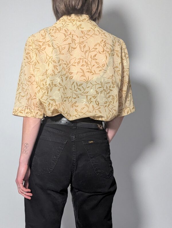 Honey vine - 05 Lichtbeige vintage blouse met korte mouwen, botanische print in honingtinten en elegante kraag.