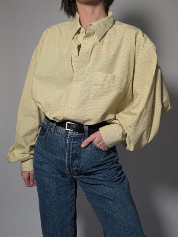Lichtgele vintage blouse met fijne verticale streep, lange mouwen, oversized fit en borstzak.