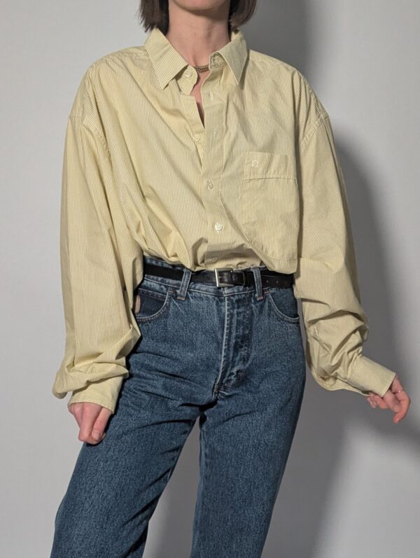 Lichtgele vintage blouse met fijne verticale streep, lange mouwen, oversized fit en borstzak.