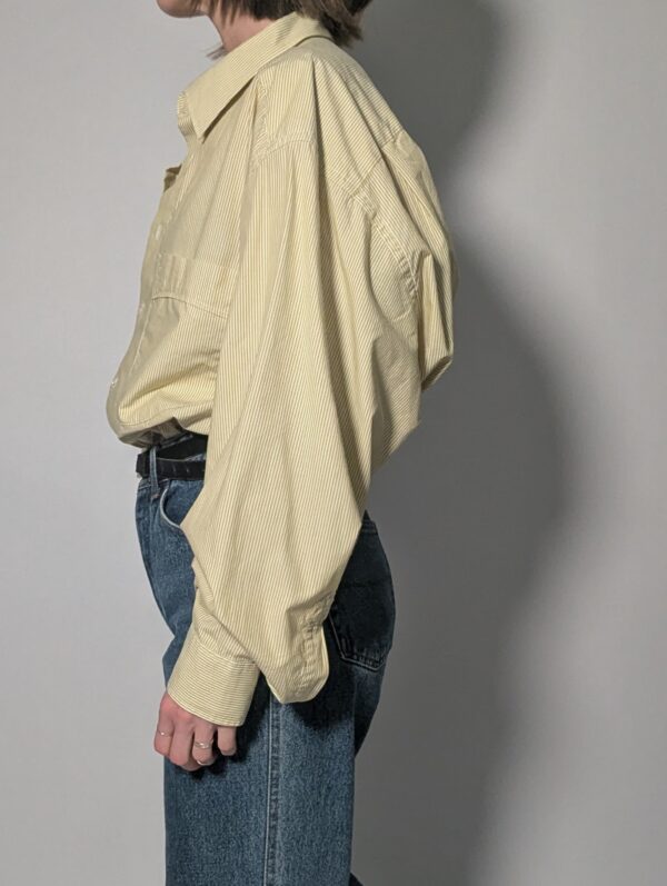 Lichtgele vintage blouse met fijne verticale streep, lange mouwen, oversized fit en borstzak.