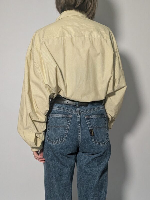 Lichtgele vintage blouse met fijne verticale streep, lange mouwen, oversized fit en borstzak.