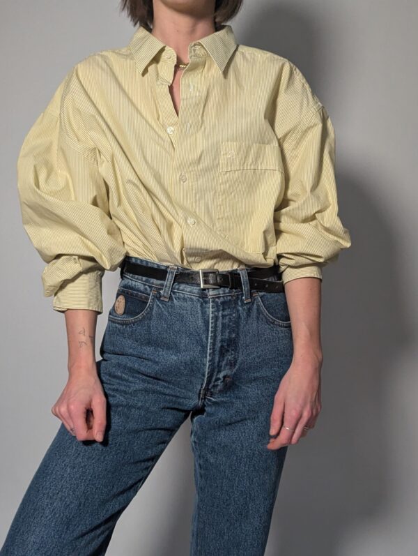 Lichtgele vintage blouse met fijne verticale streep, lange mouwen, oversized fit en borstzak.