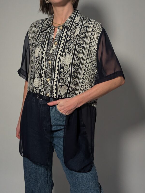 Lange vintage semi-transparante donkerblauwe blouse met donkerblauw-witte grafische print en goudkleurige knopen.