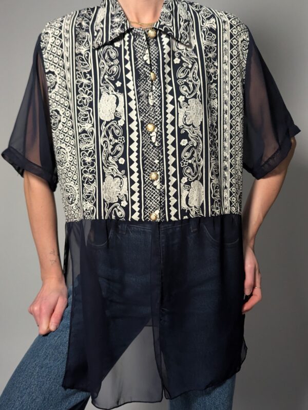 Midnight detail - 04 Lange vintage semi-transparante donkerblauwe blouse met donkerblauw-witte grafische print en goudkleurige knopen.