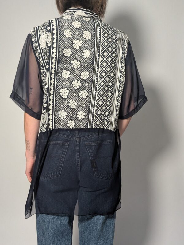 Midnight detail - 05 Lange vintage semi-transparante donkerblauwe blouse met donkerblauw-witte grafische print en goudkleurige knopen.