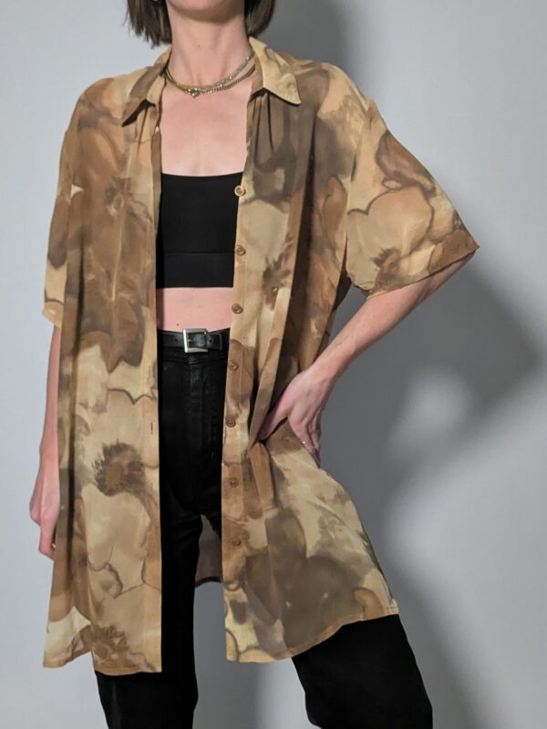 Lange vintage blouse met korte mouwen in beige- en mokkatinten met zachte bloemenprint en luchtige fit.