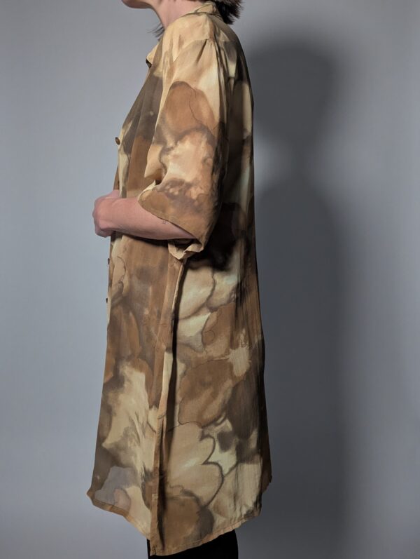 Lange vintage blouse met korte mouwen in beige- en mokkatinten met zachte bloemenprint en luchtige fit.