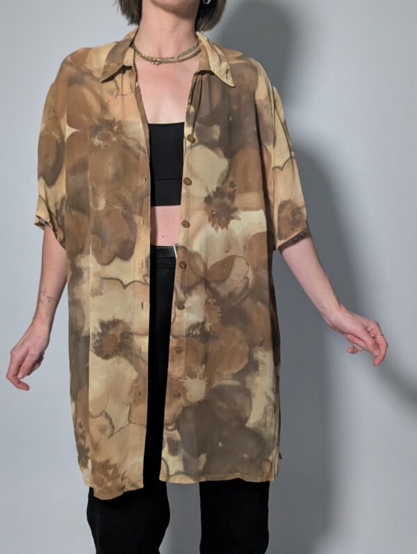 Lange vintage blouse met korte mouwen in beige- en mokkatinten met zachte bloemenprint en luchtige fit.