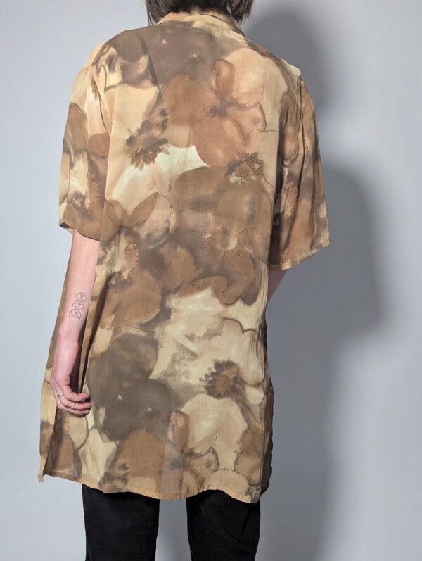 Lange vintage blouse met korte mouwen in beige- en mokkatinten met zachte bloemenprint en luchtige fit.