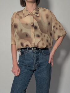 Vintage blouse met korte mouwen in taupe- en mokkatinten met abstracte print en rechte soepele pasvorm.