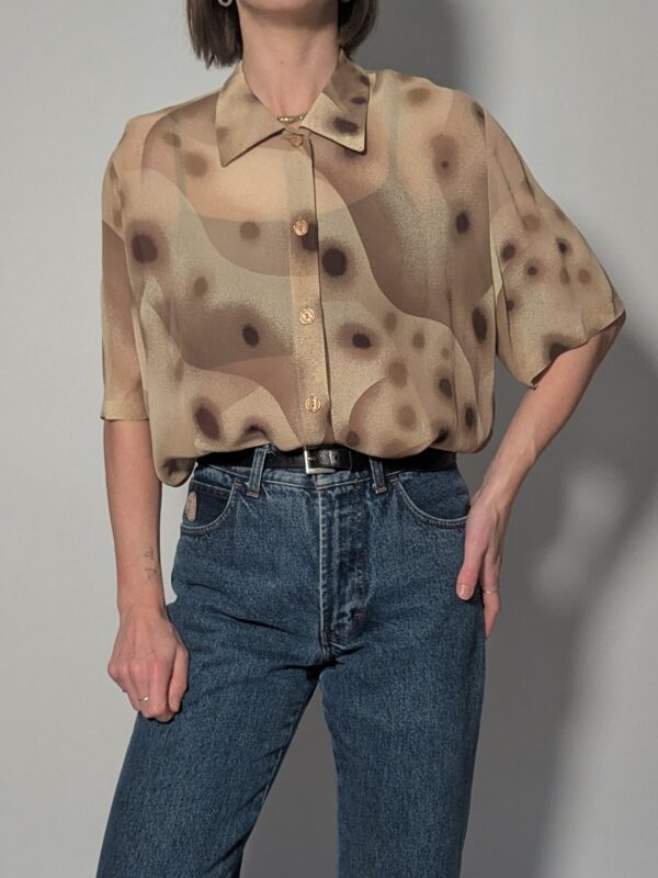 Vintage blouse met korte mouwen in taupe- en mokkatinten met abstracte print en rechte soepele pasvorm.