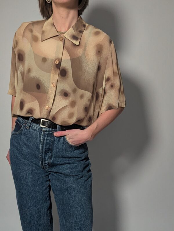 Mocha mist - 02 Vintage blouse met korte mouwen in taupe- en mokkatinten met abstracte print en rechte soepele pasvorm.