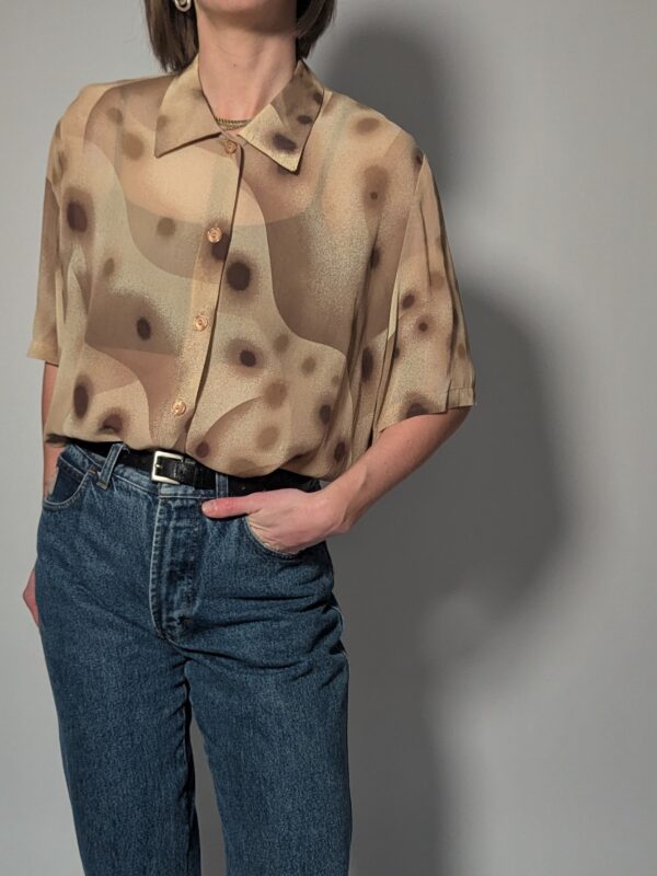 Vintage blouse met korte mouwen in taupe- en mokkatinten met abstracte print en rechte soepele pasvorm.