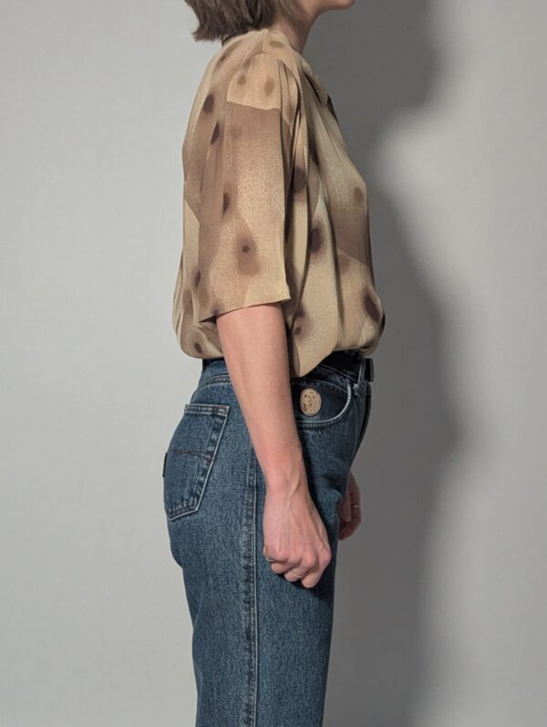 Mocha mist - 03 Vintage blouse met korte mouwen in taupe- en mokkatinten met abstracte print en rechte soepele pasvorm.