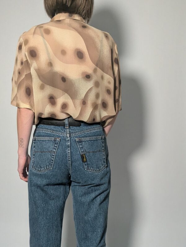 Mocha mist - 04 Vintage blouse met korte mouwen in taupe- en mokkatinten met abstracte print en rechte soepele pasvorm.