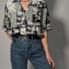 Zwart-witte vintage blouse met korte mouwen en gemixte patchwork print van bloemen- en animal motieven.