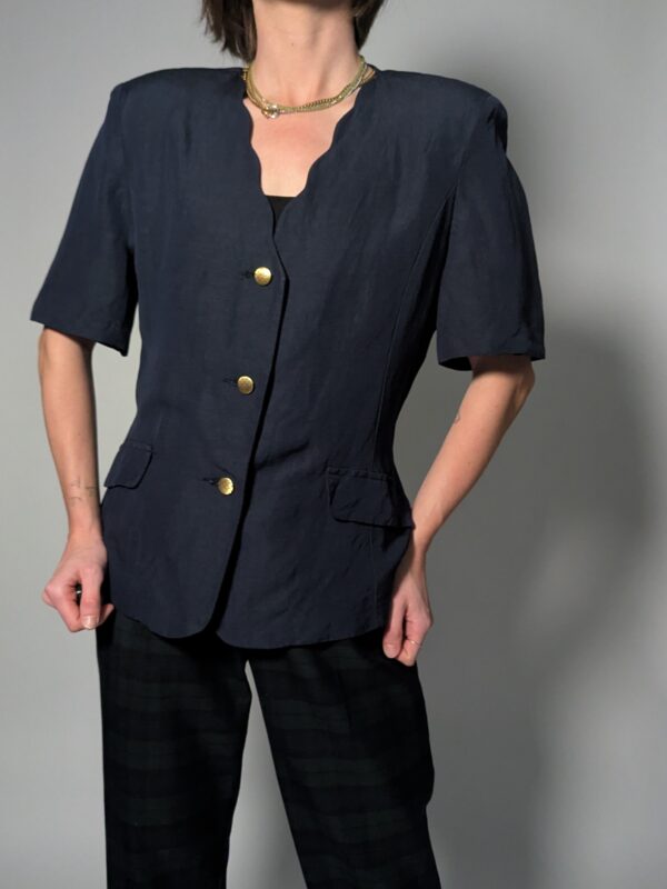 Donkerblauwe vintage blouse-blazer met korte mouwen, goudkleurige knopen en getailleerde pasvorm.