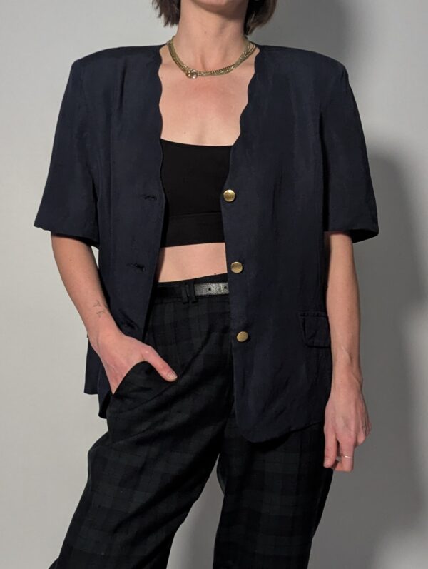 Donkerblauwe vintage blouse-blazer met korte mouwen, goudkleurige knopen en getailleerde pasvorm.