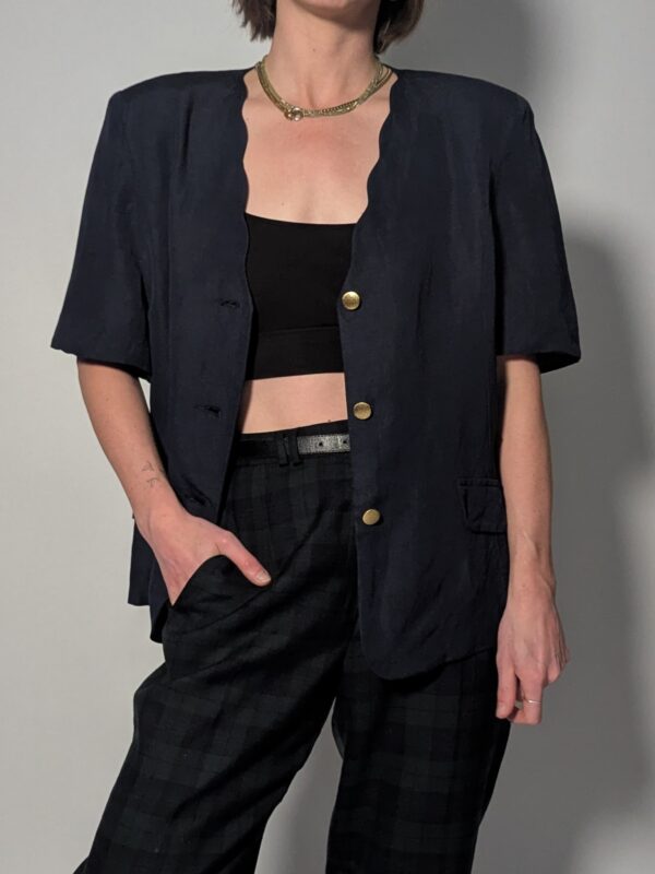 Donkerblauwe vintage blouse-blazer met korte mouwen, goudkleurige knopen en getailleerde pasvorm.