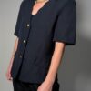 Donkerblauwe vintage blouse-blazer met korte mouwen, goudkleurige knopen en getailleerde pasvorm.