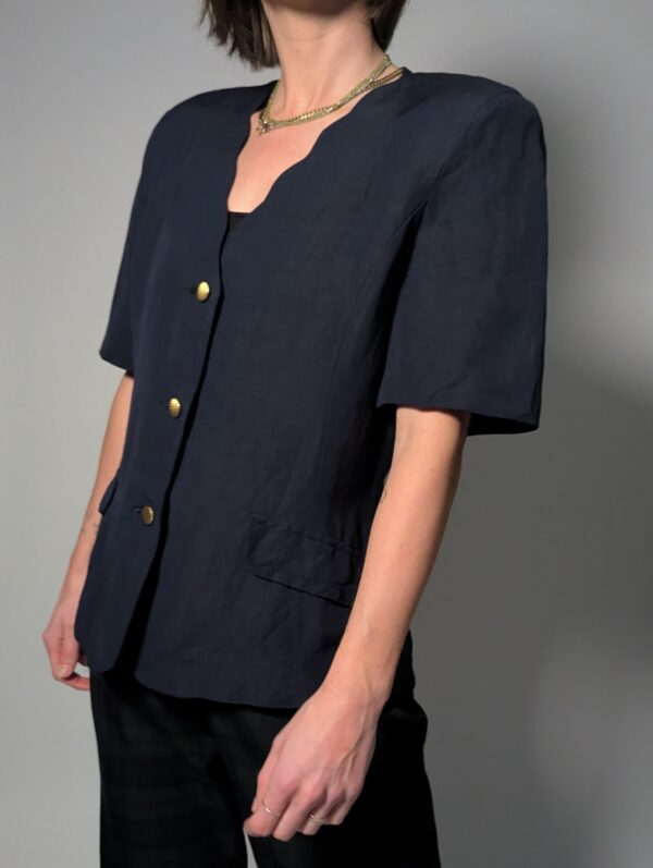 Donkerblauwe vintage blouse-blazer met korte mouwen, goudkleurige knopen en getailleerde pasvorm.