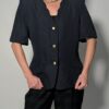 Donkerblauwe vintage blouse-blazer met korte mouwen, goudkleurige knopen en getailleerde pasvorm.