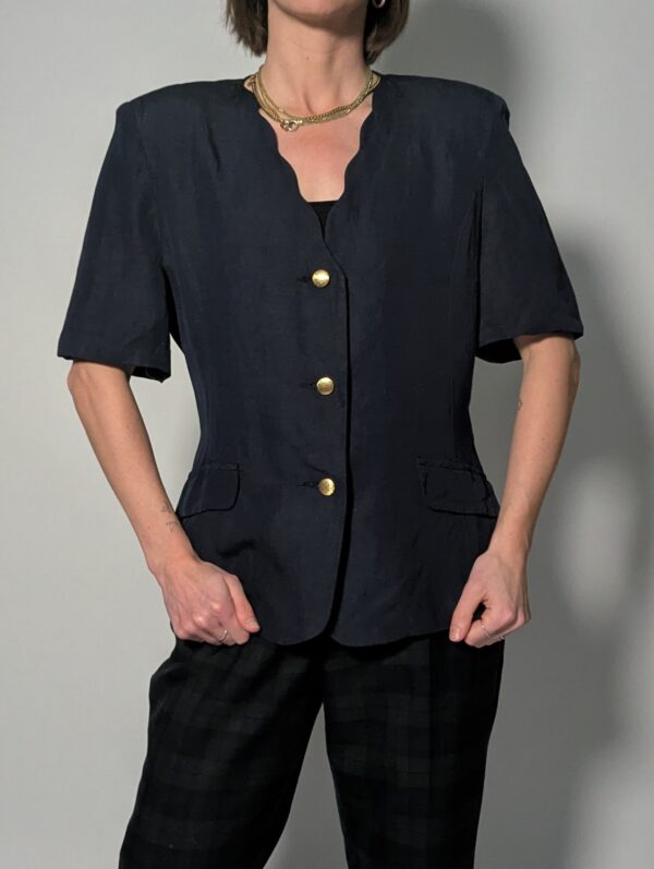 Donkerblauwe vintage blouse-blazer met korte mouwen, goudkleurige knopen en getailleerde pasvorm.