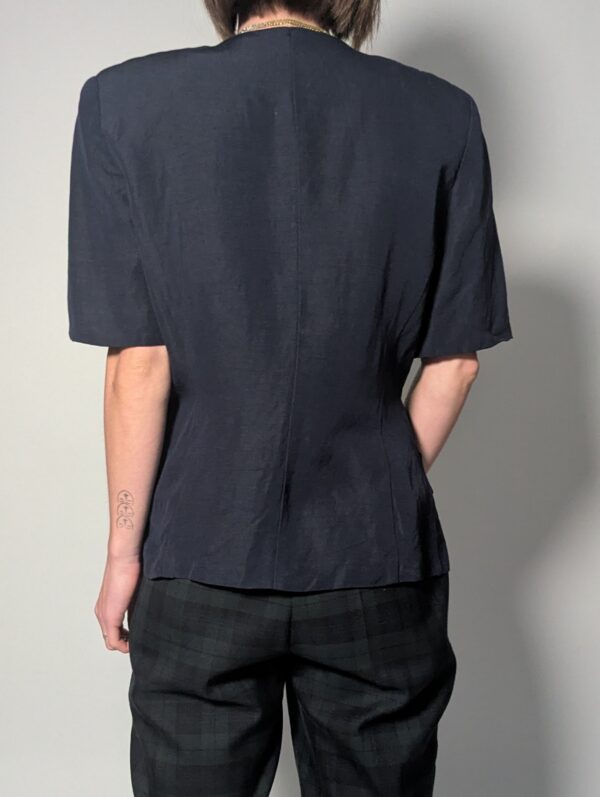 Donkerblauwe vintage blouse-blazer met korte mouwen, goudkleurige knopen en getailleerde pasvorm.