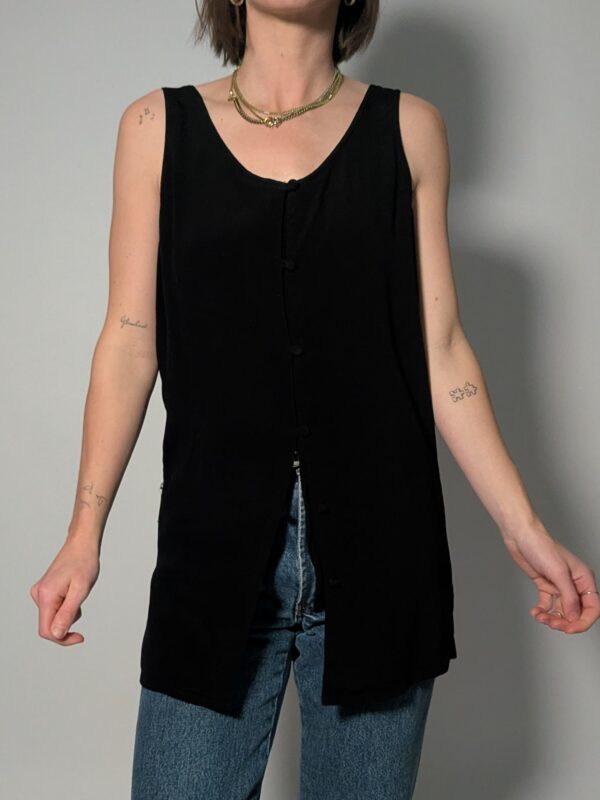 Zwarte vintage lange mouwloze top met knoopsluiting en rechte soepele pasvorm.