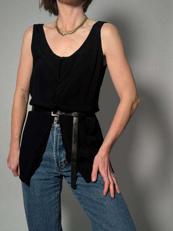 Zwarte vintage lange mouwloze top met knoopsluiting en rechte soepele pasvorm.