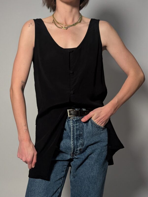 Zwarte vintage lange mouwloze top met knoopsluiting en rechte soepele pasvorm.