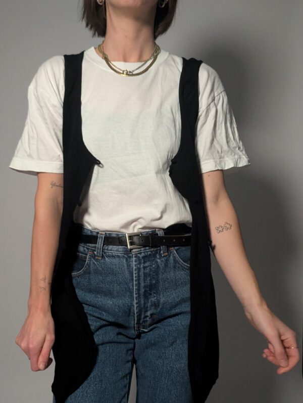 Zwarte vintage lange mouwloze top met knoopsluiting en rechte soepele pasvorm.