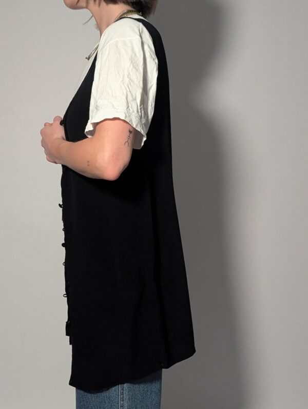 Zwarte vintage lange mouwloze top met knoopsluiting en rechte soepele pasvorm.