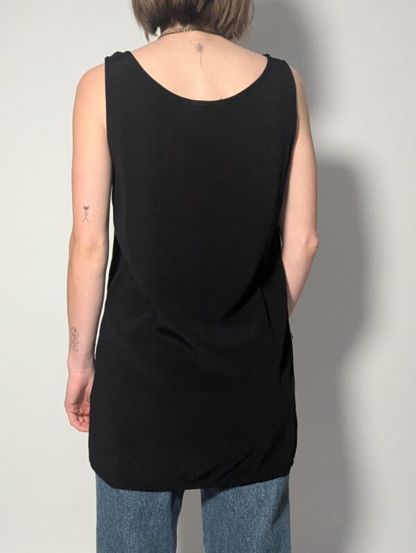 Zwarte vintage lange mouwloze top met knoopsluiting en rechte soepele pasvorm.