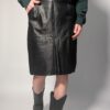 Zwarte vintage leren rok tot boven de knie met rechte pasvorm en minimalistisch ontwerp.