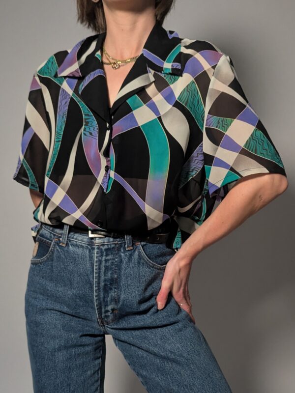 Vintage blouse met korte mouwen en abstracte print in zwart, teal, lila en crème.