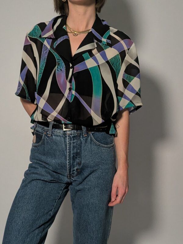 Vintage blouse met korte mouwen en abstracte print in zwart, teal, lila en crème.