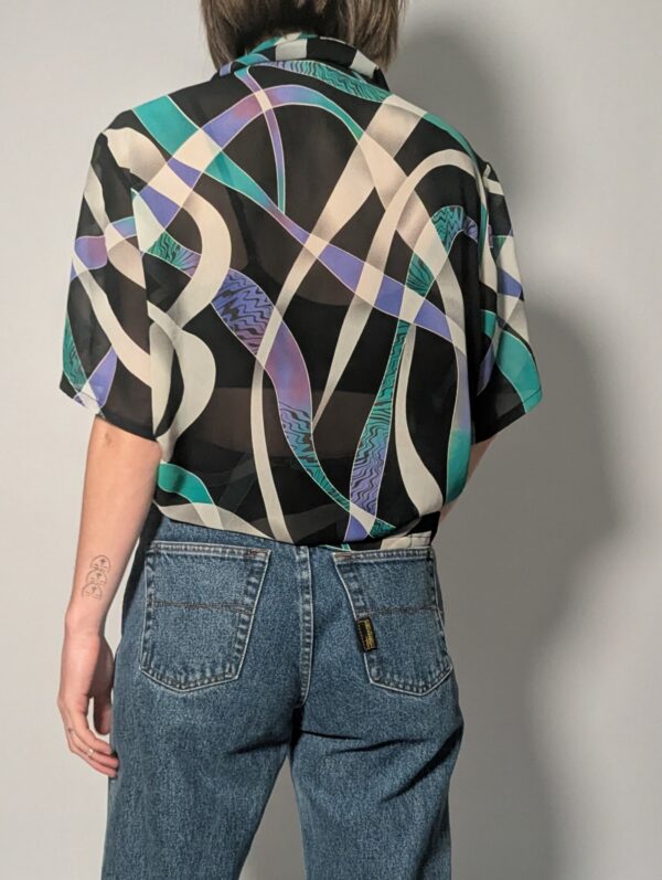 Vintage blouse met korte mouwen en abstracte print in zwart, teal, lila en crème.