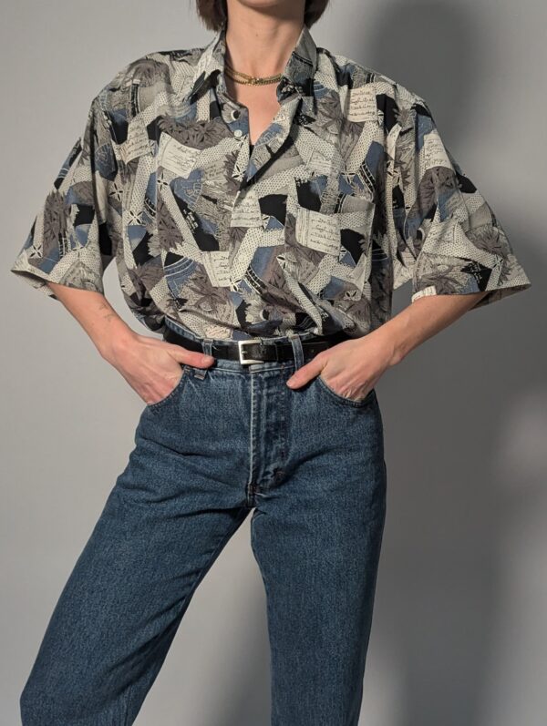 Paper shadow - 01 Vintage blouse met korte mouwen en abstract collagepatroon in grijs, blauw, zwart en crème.