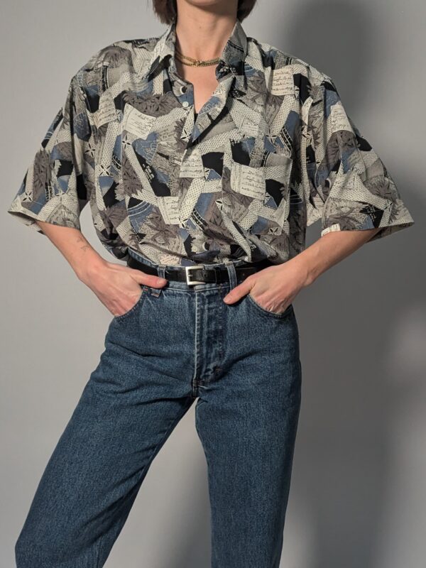 Vintage blouse met korte mouwen en abstract collagepatroon in grijs, blauw, zwart en crème.