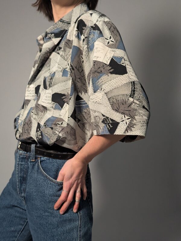 Paper shadow - 02 Vintage blouse met korte mouwen en abstract collagepatroon in grijs, blauw, zwart en crème.