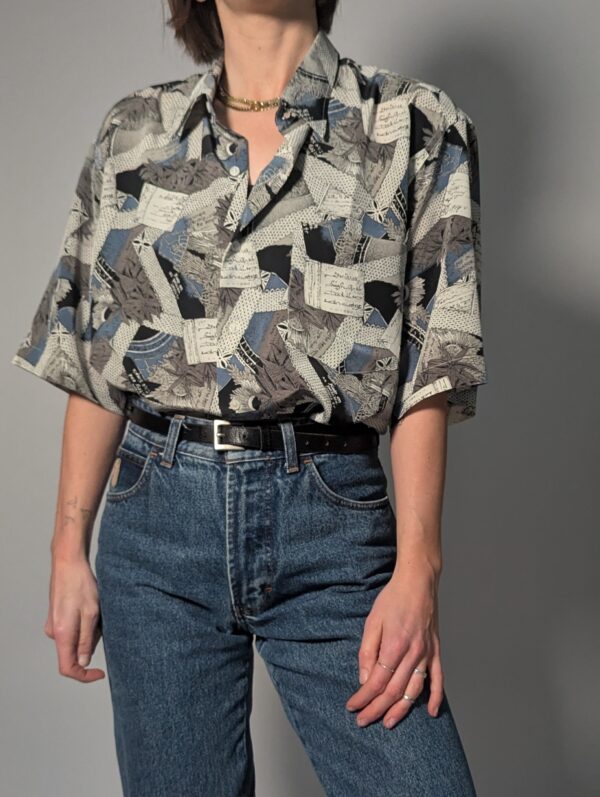 Paper shadow - 03 Vintage blouse met korte mouwen en abstract collagepatroon in grijs, blauw, zwart en crème.