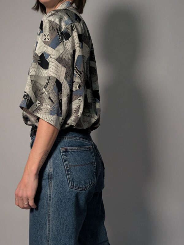 Paper shadow - 04 Vintage blouse met korte mouwen en abstract collagepatroon in grijs, blauw, zwart en crème.