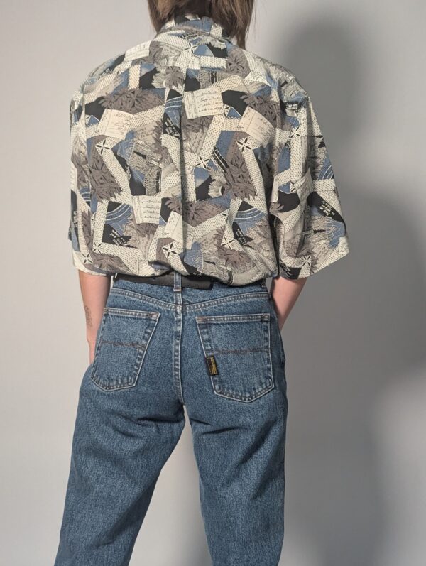 Paper shadow - 05 Vintage blouse met korte mouwen en abstract collagepatroon in grijs, blauw, zwart en crème.