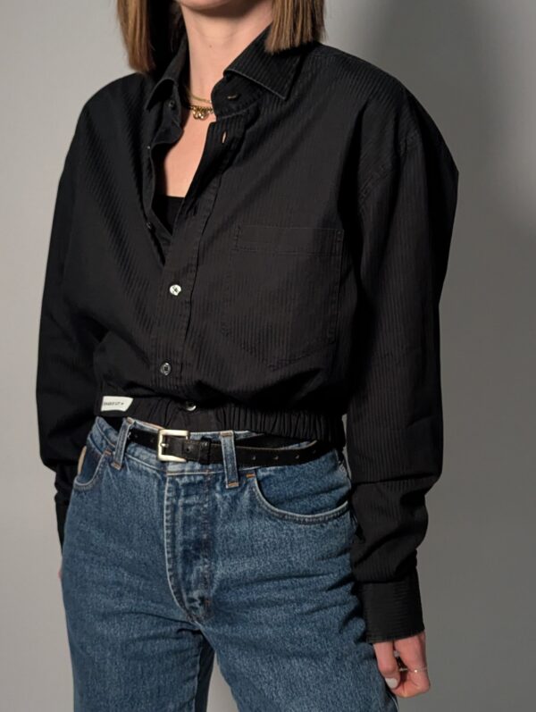 Upcycled zwarte vintage blouse met subtiele structuur en elastische zoom – (RE)MADE BY LOT