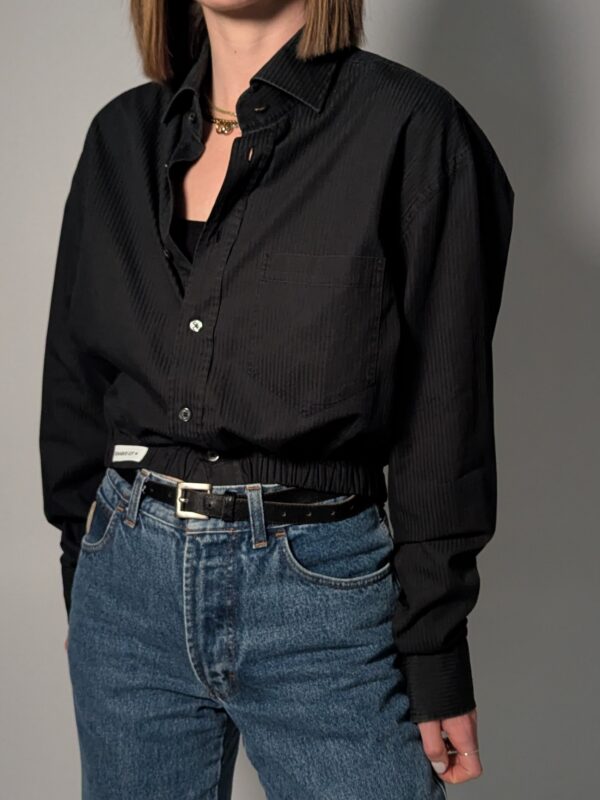 Upcycled zwarte vintage blouse met subtiele structuur en elastische zoom – (RE)MADE BY LOT